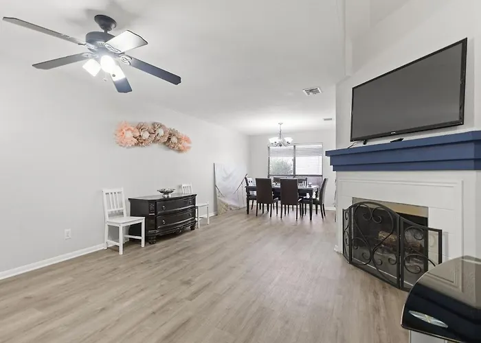 Family Retreat Near Kalahari Sleeps 10 Modern * Round Rock