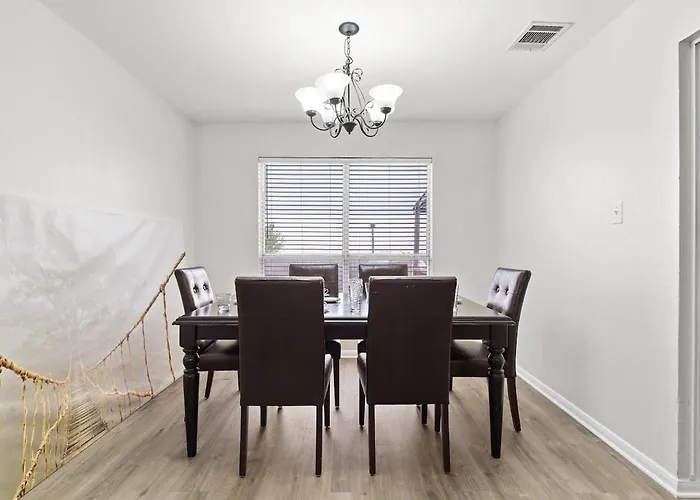 Family Retreat Near Kalahari Sleeps 10 Modern Round Rock